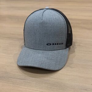 Oakley Two-Tone Gray and Black Hat